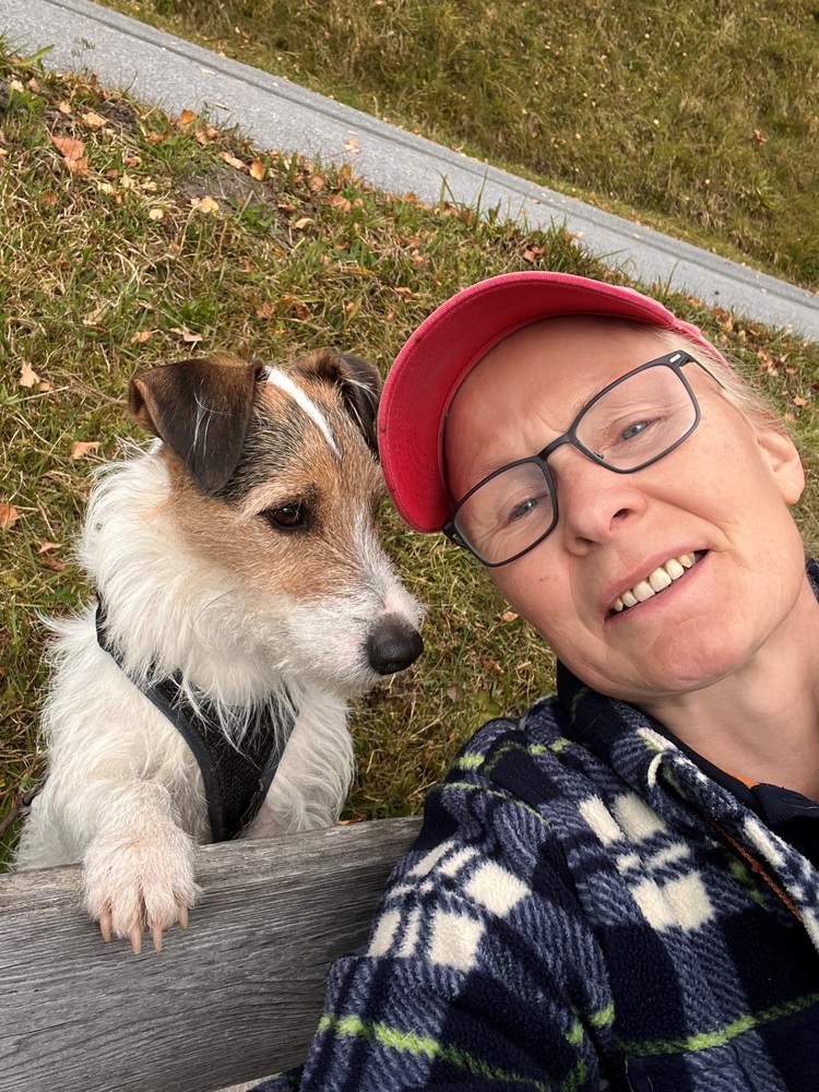 Diana mit ihrem Jack Russell Terrier Mylo