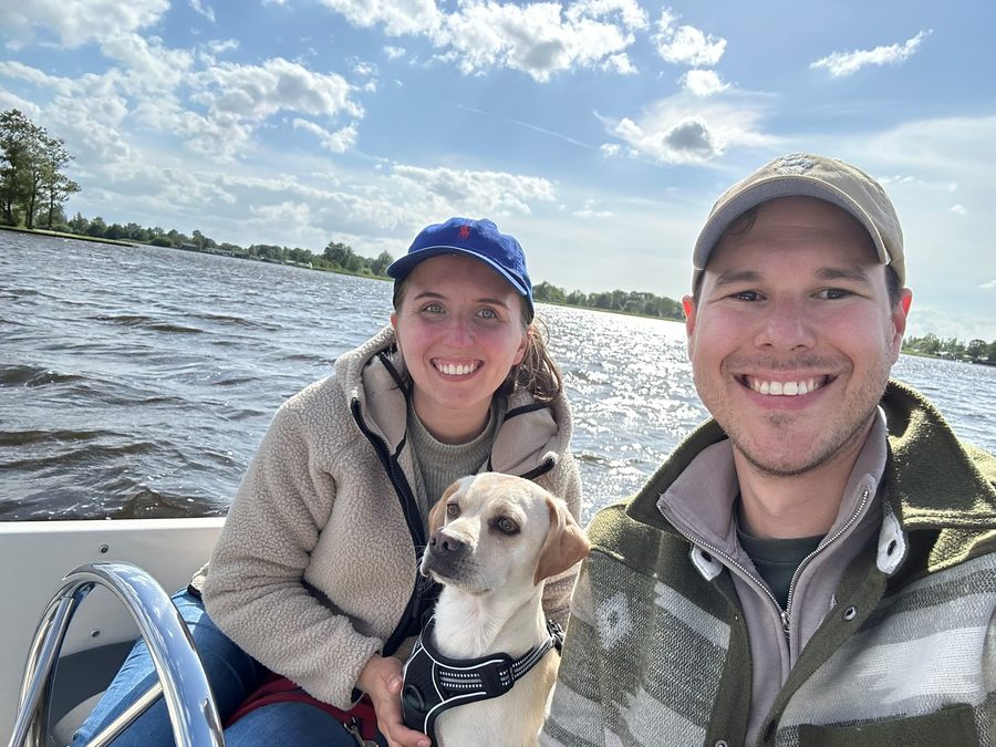 Alena und Markus mit ihrer Hündin Bella