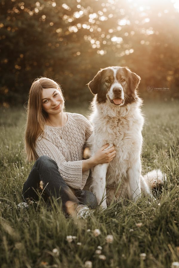 Stella mit ihrem Tierschutzhund Narnia